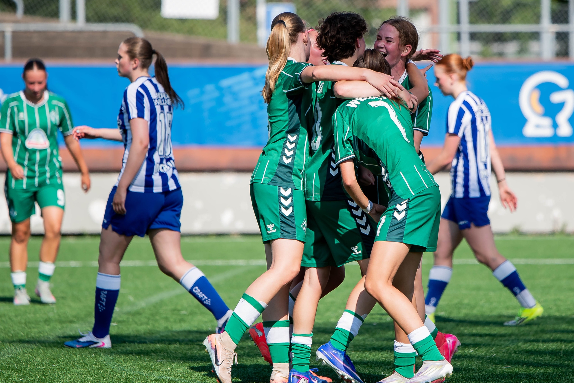Die Spielerinnen der U17 umarmen sich lachend.