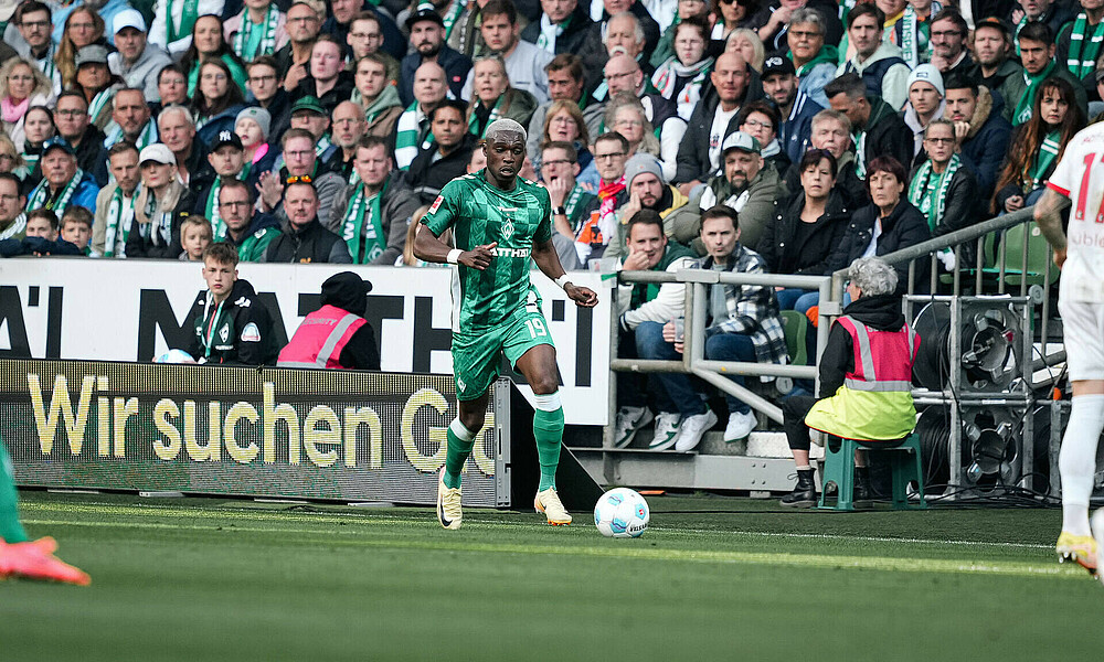 null Derrick Köhn mit Ball am Fuß.