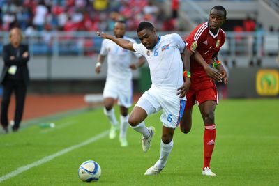 Cedric Makiadi im Zweikampf mit einem Gegenspieler beim Afrika Cup.