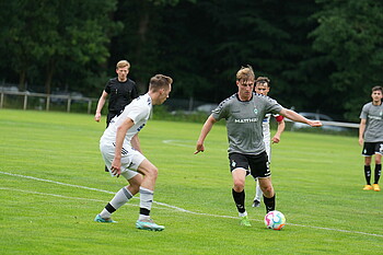 Ein Spieler der U23 mit Ball am Fuß