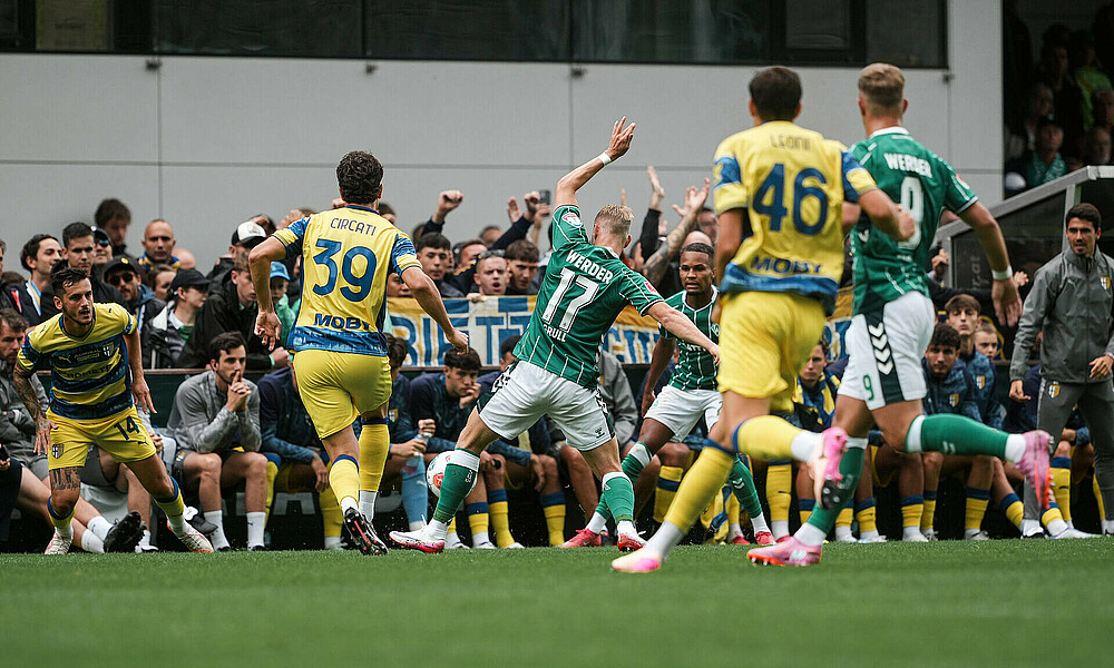 Werder im Duell gegen Parma Calcio. 