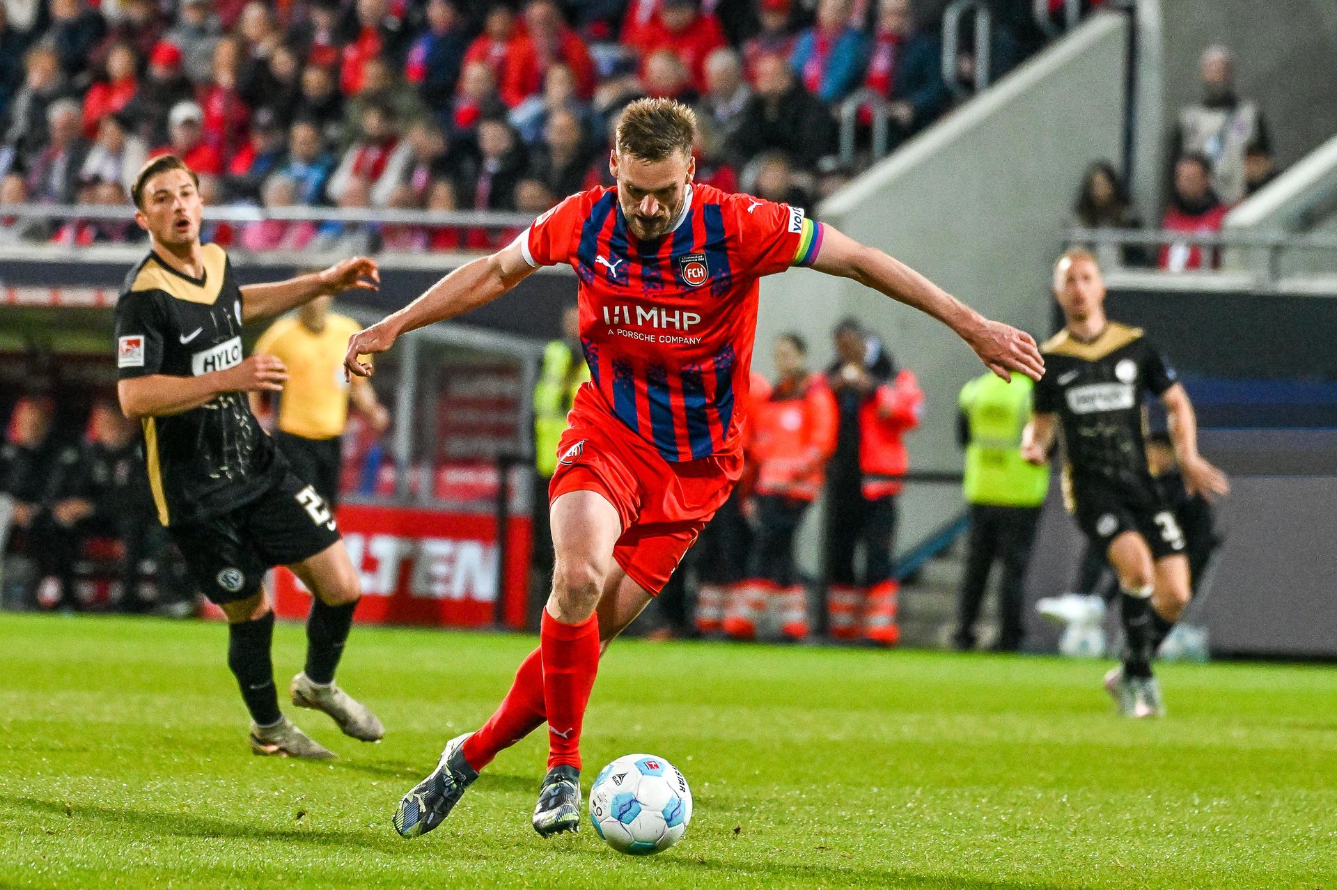Patrick Mainka mit Ball am Fuß.