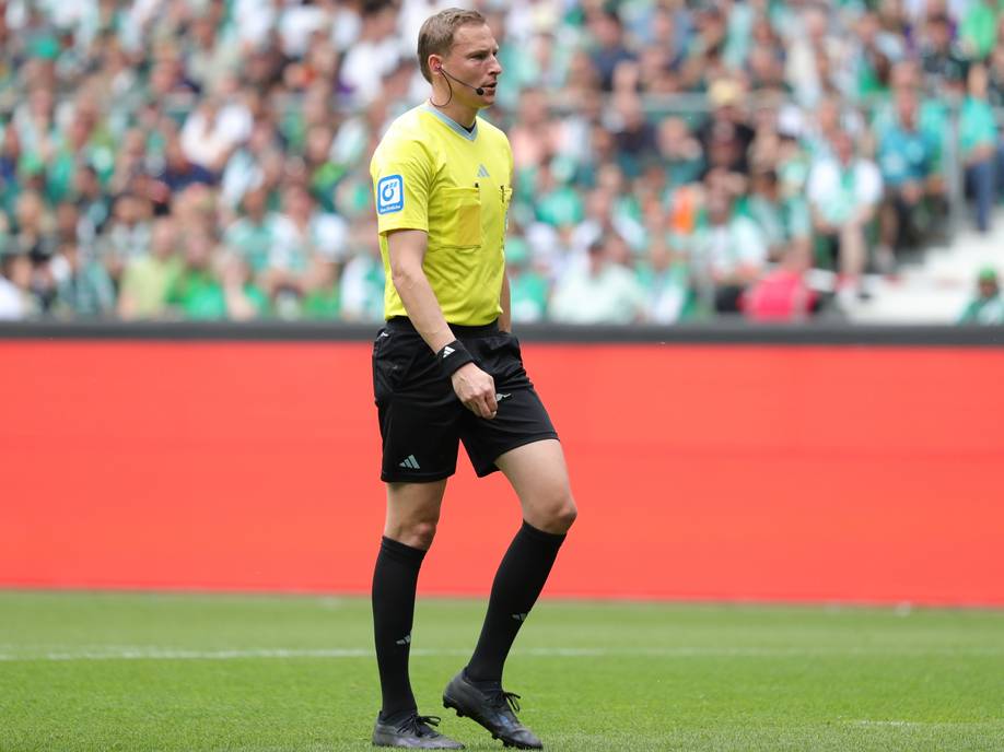 Martin Petersen läuft mit der Pfeife in der Hand über den Rasen des Weserstadions.