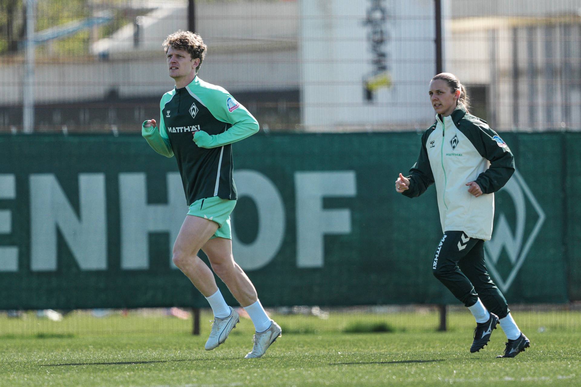 Jens Stage joggt über den Trainingsplatz.