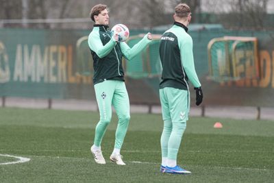 Stark mit Ball beim Training, Topp neben ihm.