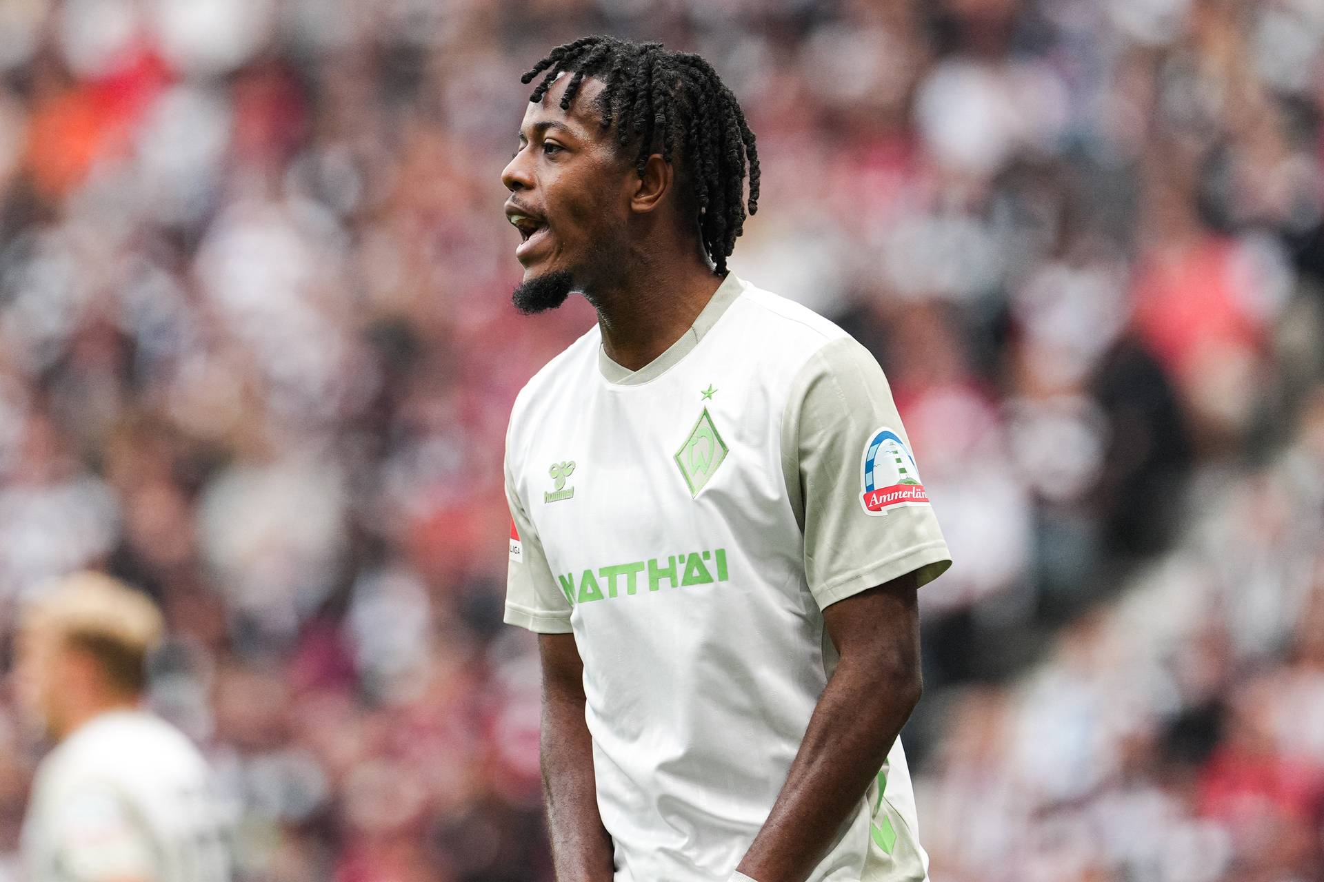 Samuel Mbangula im Auswärtstrikot auf dem Platz.