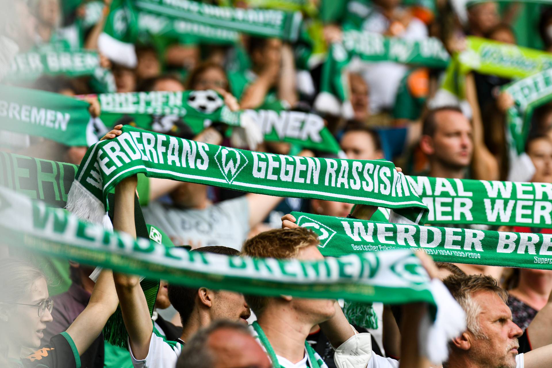 Ein Werder-Schal mit der Aufschrift "Werderfans gegen Rassismus".