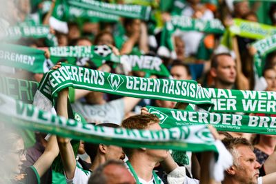 Ein Werder-Schal mit der Aufschrift "Werderfans gegen Rassismus".