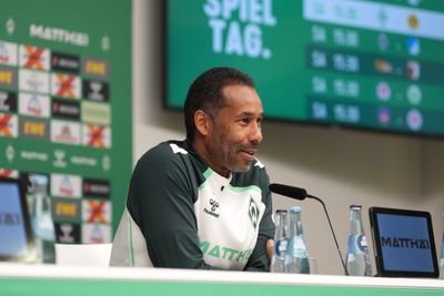 Daniel Thioune lächelt.