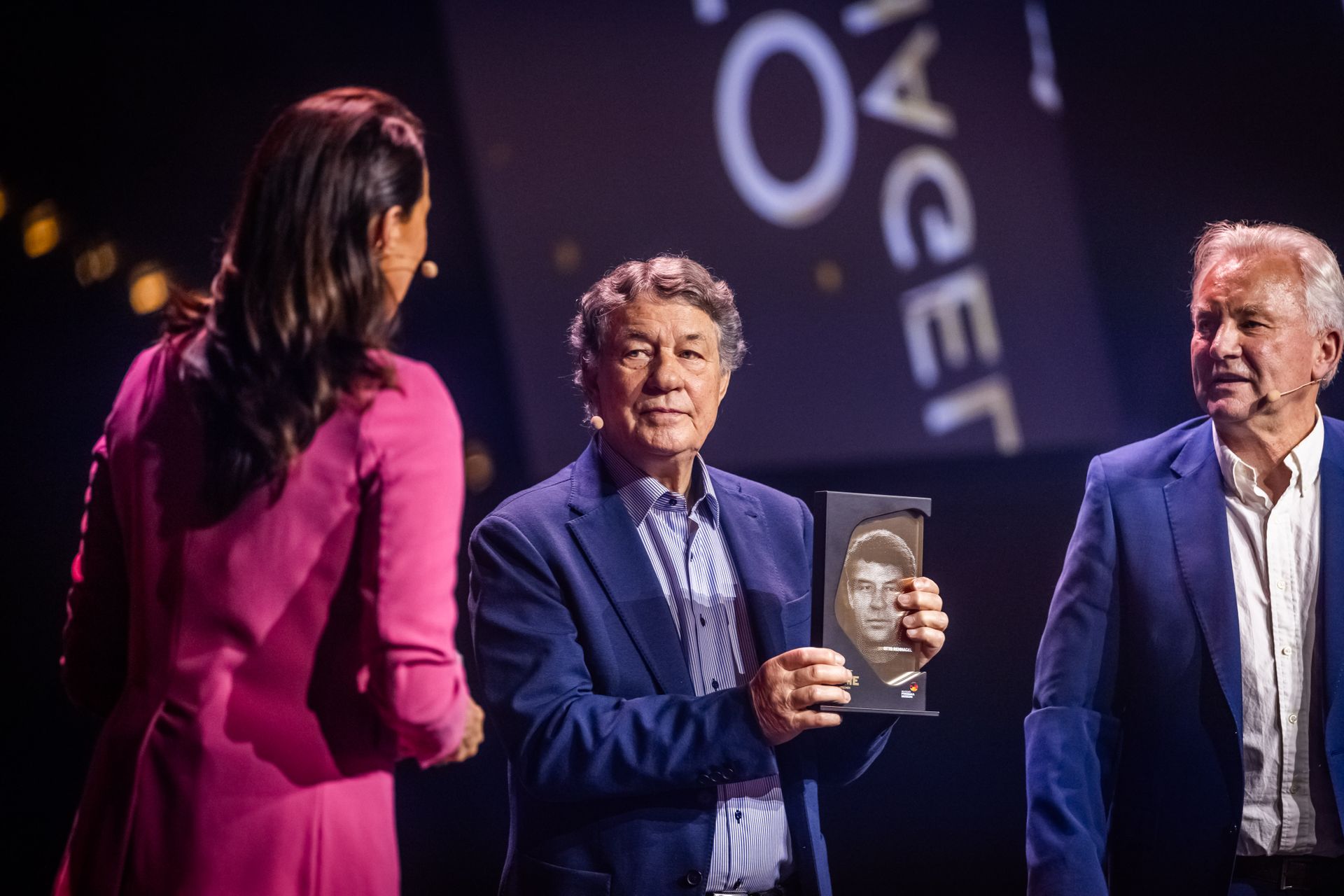Otto Rehhagel mit seiner Auszeichnungen in der Hand.