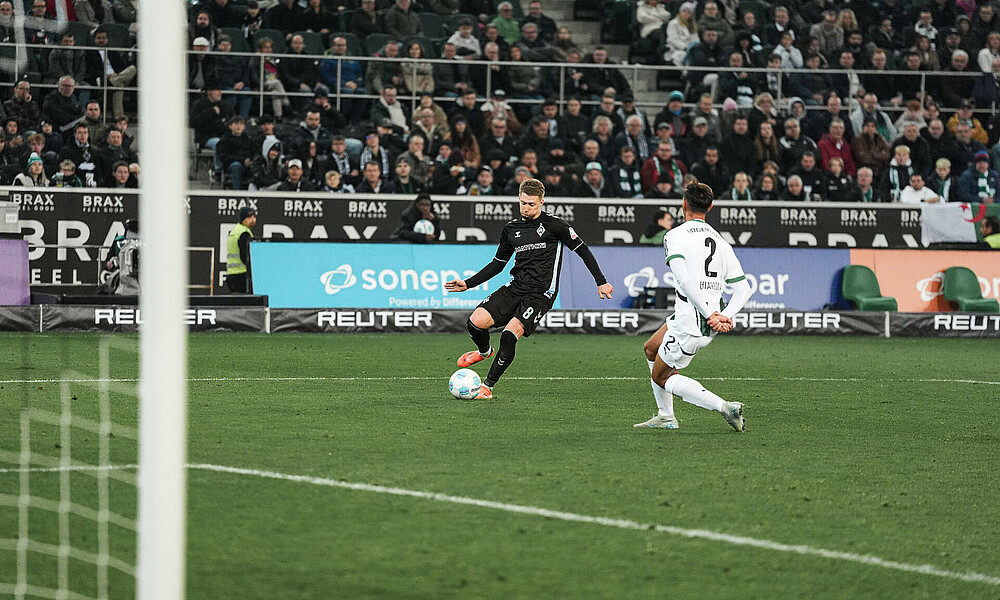 null Mitchell Weiser beim Flankenball gegen Borussia Mönchengladbach