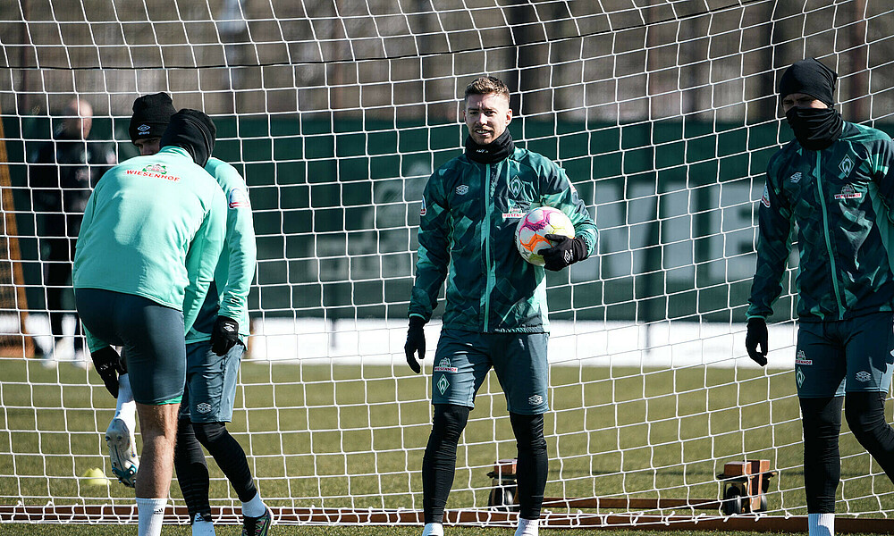 null Mitchell Weiser auf dem Trainingsplatz mit einem Ball unter dem Arm.