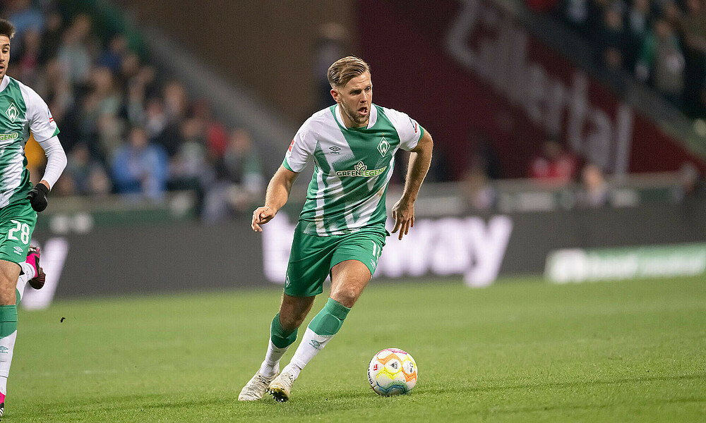 Niclas Füllkrug läuft mit dem Ball am Fuß.