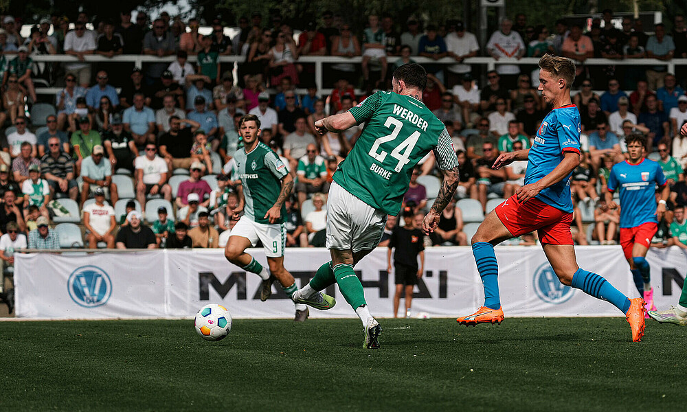 Burke spielt den Ball. 