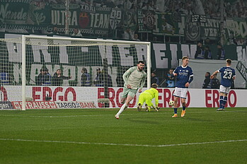 Burke rennt direkt zum Mittelkreis. 