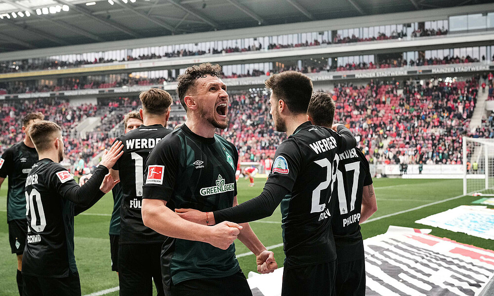 null Miloš Veljković jubelt in der MEWA Arena mit seinen Teamkollegen.