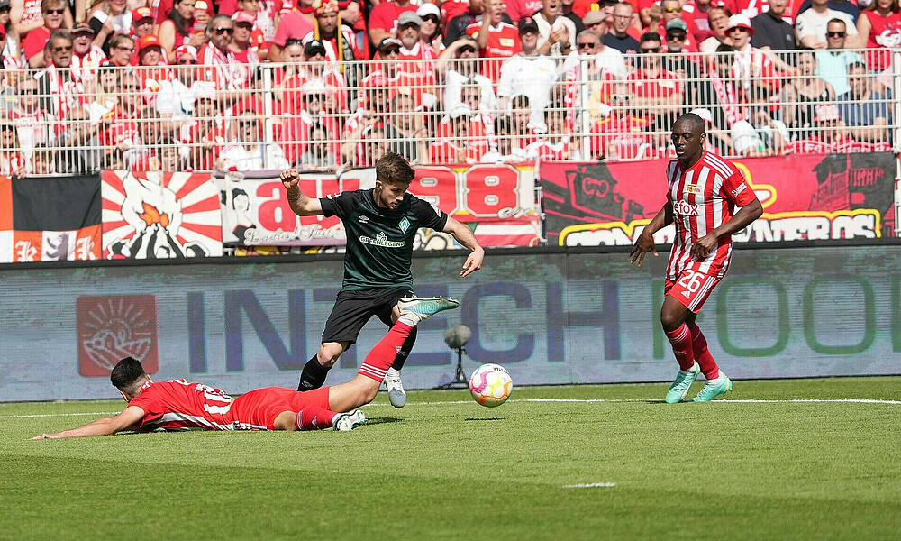 null Romano Schmid im Zweikampf