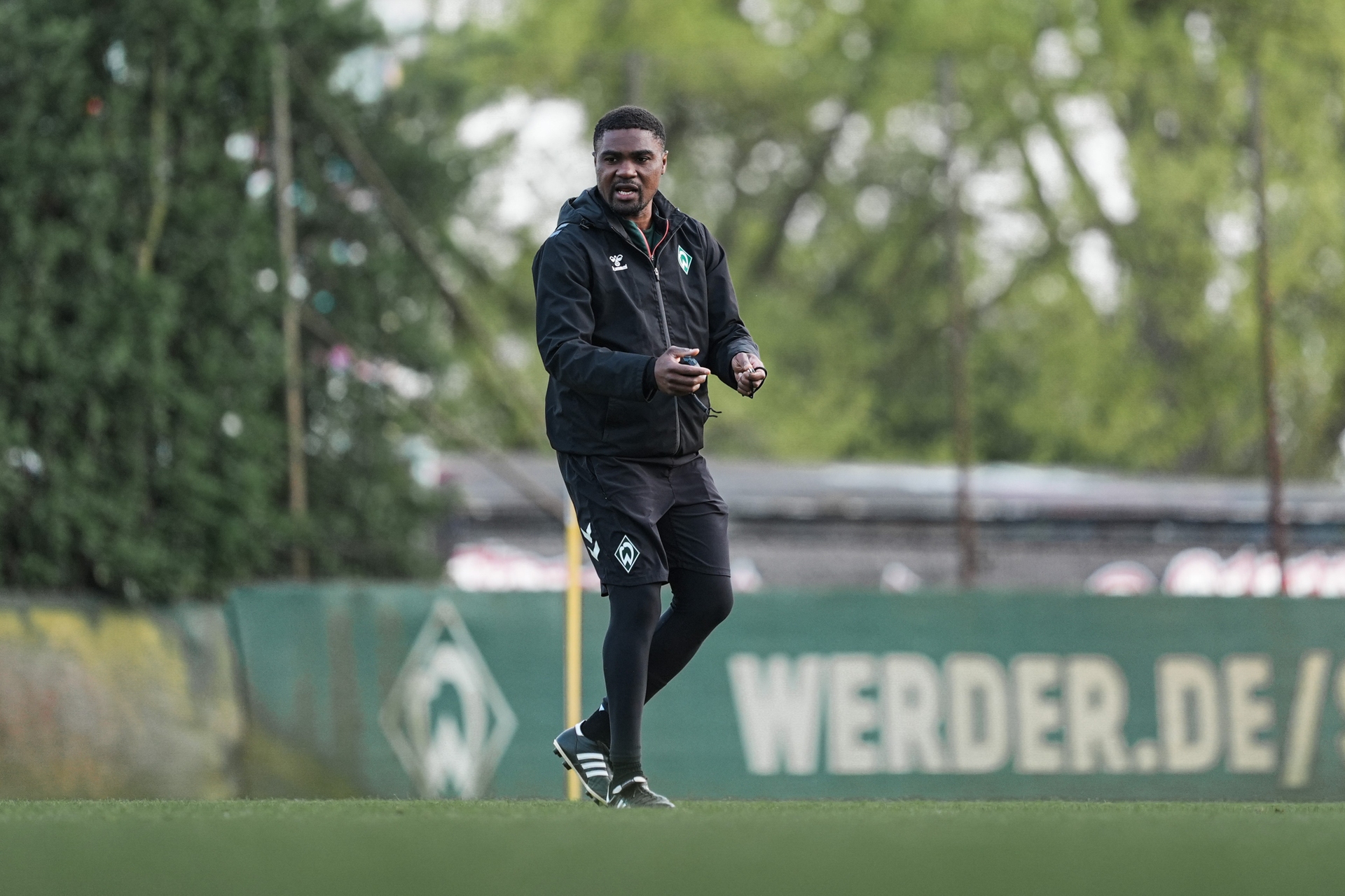 Cédric Makiadi steht auf dem Trainingsplatz und klatscht in die Hände.
