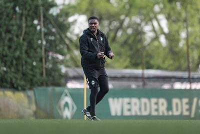 Cédric Makiadi steht auf dem Trainingsplatz und klatscht in die Hände.