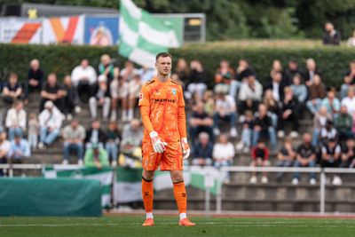 Karl Hein steht im Werder-Torwarttrikot auf dem Platz.