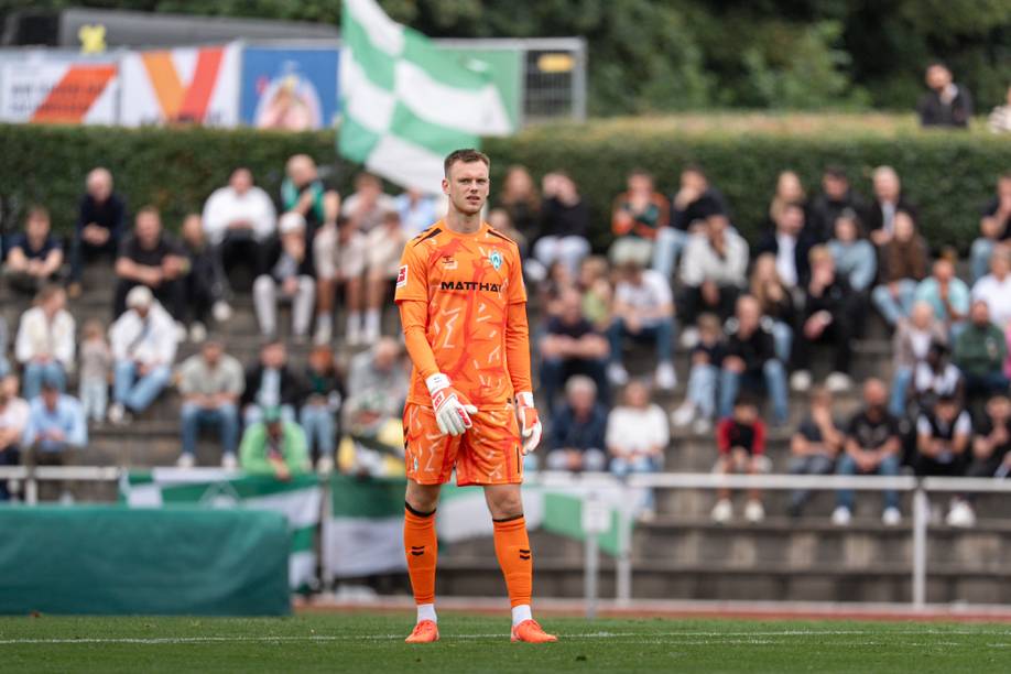 Karl Hein steht im Werder-Torwarttrikot auf dem Platz.