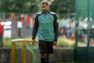 Daniel Thioune auf dem Trainingsplatz.