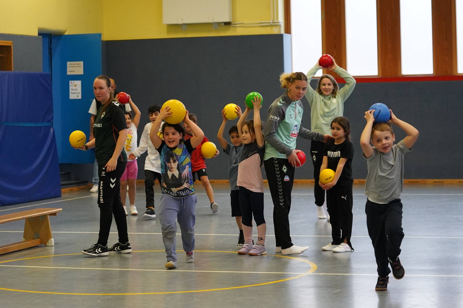 Juliane Wirtz beim Players Project in einer Grundschule.
