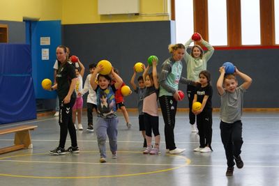 Juliane Wirtz beim Players Project in einer Grundschule.