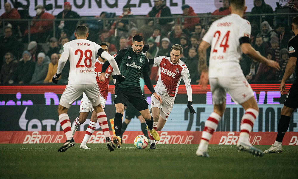 Anthony Jung behauptet gegen zwei Kölner den Ball.