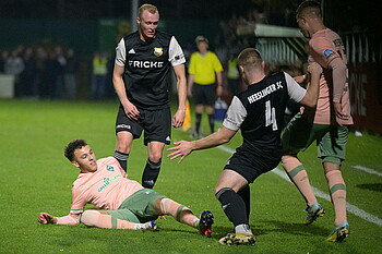 Lee Buchanan bei einer Grätsche.