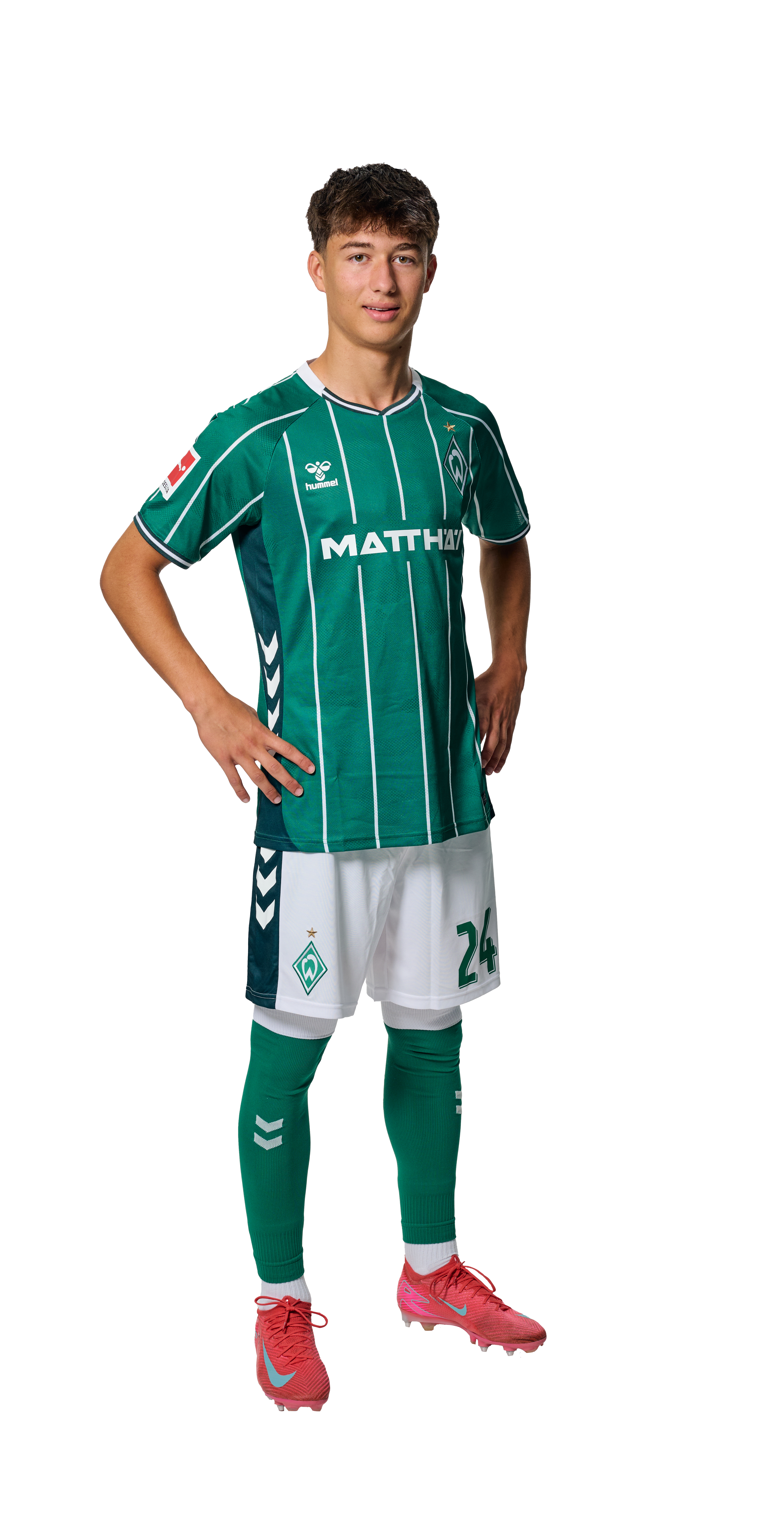 Patrice Covic in einem grün-weiß gestreiften Trikot mit der Aufschrift „MATTHÄI“ auf der Vorderseite steht mit den Händen in den Hüften da und schaut nach vorne.