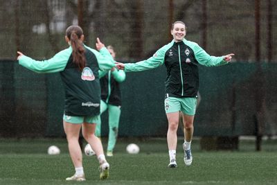 Maria Penner jubelt im Training.