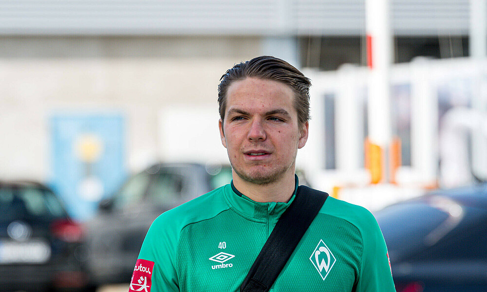 null Luca Plogmann im Werder-Trainingsanzug auf dem Weg zum Training.