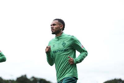 Justin Njinmah im Trainingsoutfit am Joggen.