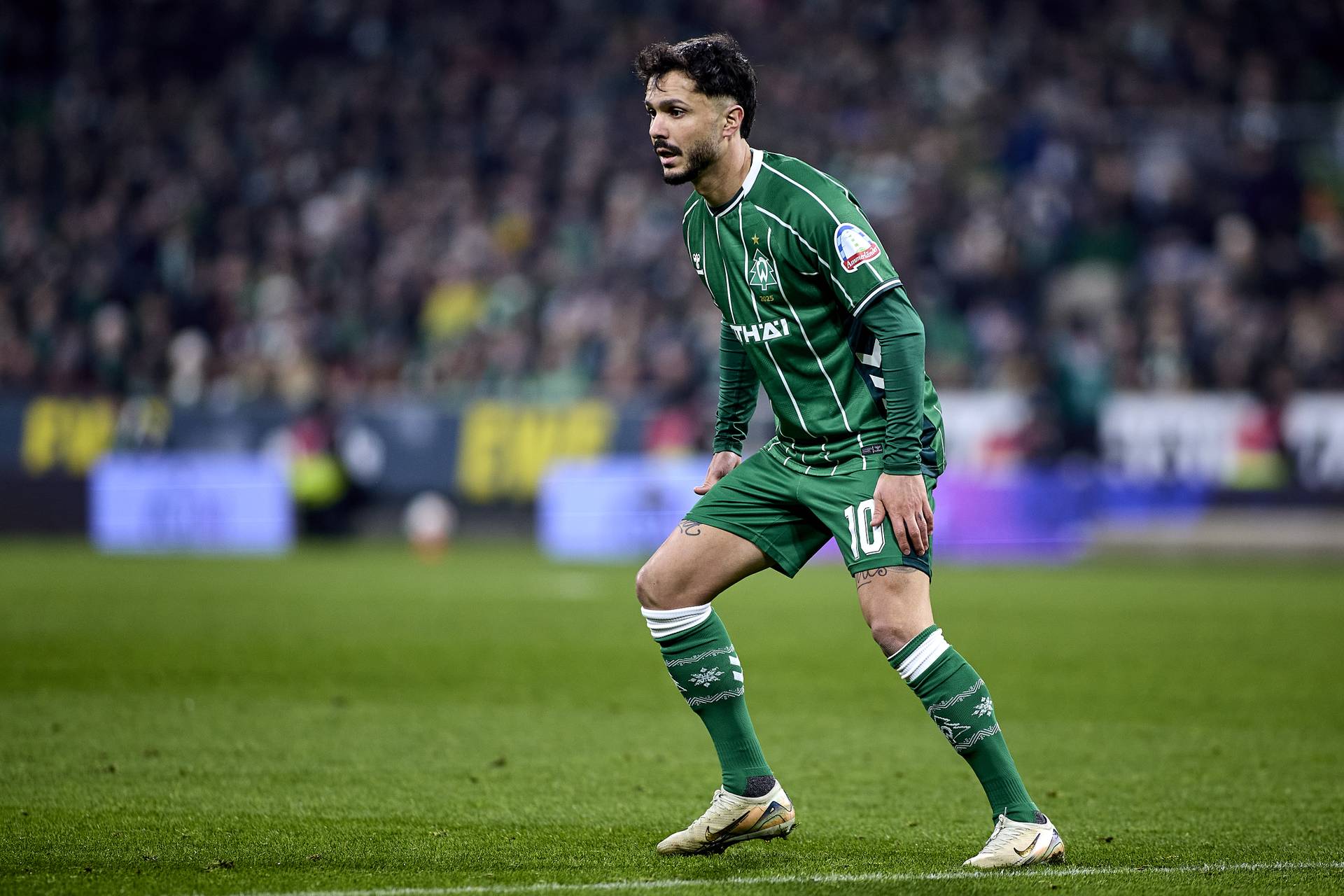 Leonardo Bittencourt im Werder-Trikot auf dem Platz.