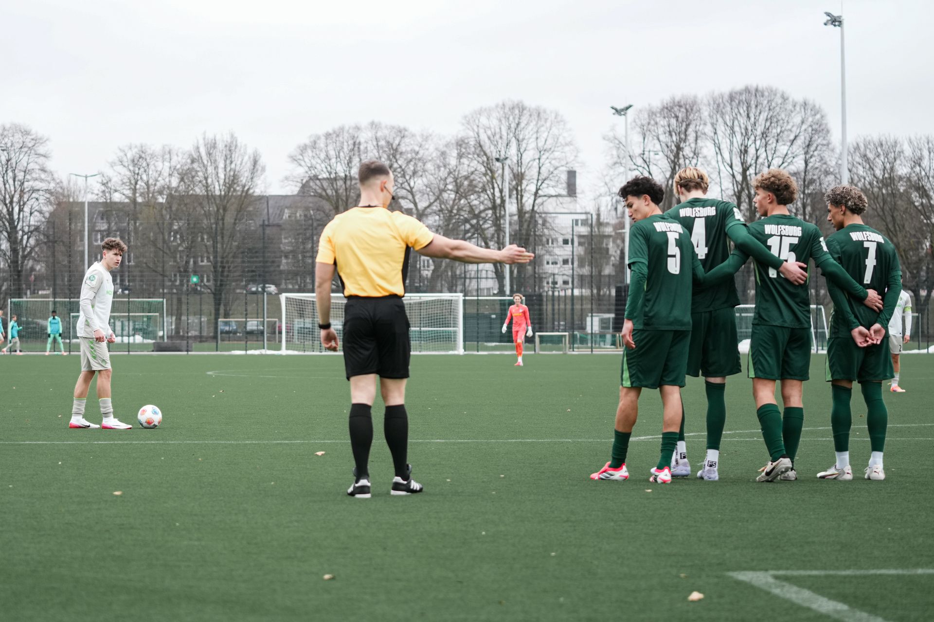 Ben Stripling steht beim Freistoß bereit, vor ihm eine Mauer bestehend aus Spielern des VfL Wolfsburg.