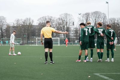 Ben Stripling steht beim Freistoß bereit, vor ihm eine Mauer bestehend aus Spielern des VfL Wolfsburg.