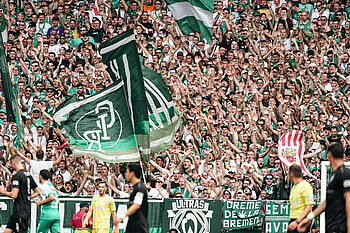 Vor der Ostkurve läuft das Spiel. 