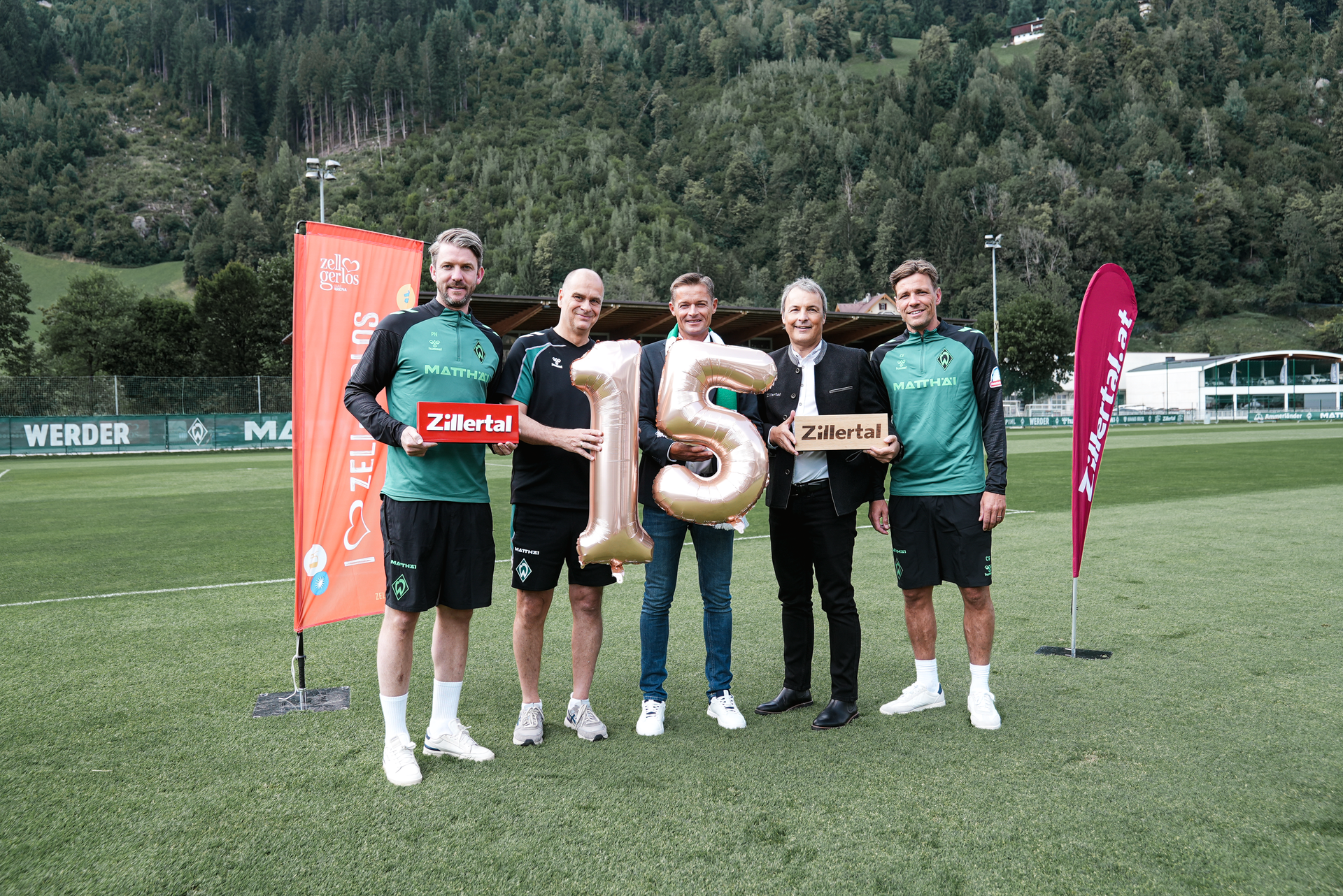 Ein Partnerfoto mit Klaus Filbry, Clemens Fritz, Peter Niemeyer und Vertretern des Zillertals im Parkstadion in Zell am Ziller.