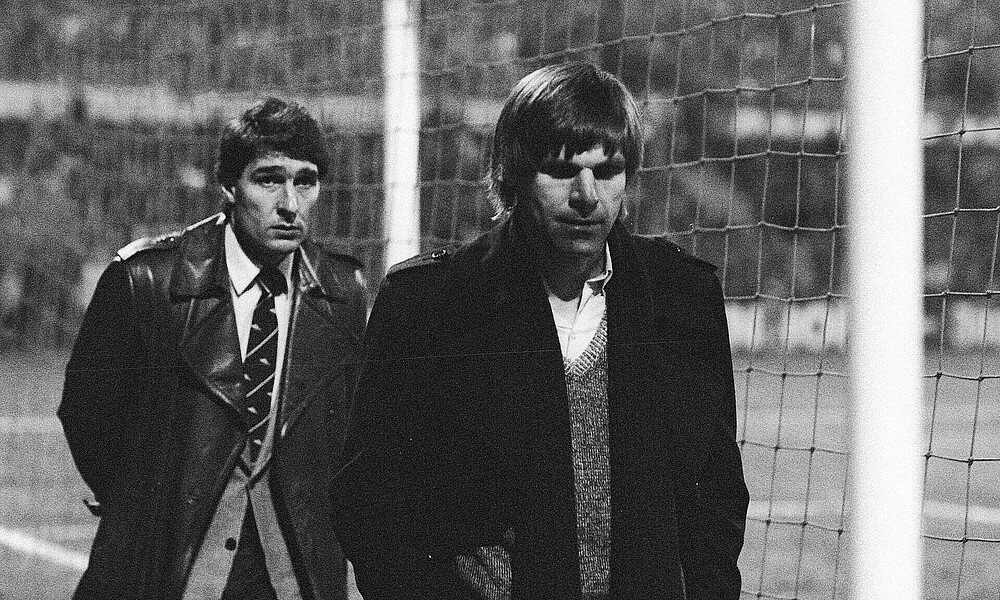 Der ehemalige Werder-Trainer Wolfgang Weber läuft an einem Tor vorbei. Hinter ihm der ehemalige Werder-Manager Rudi Assauer.