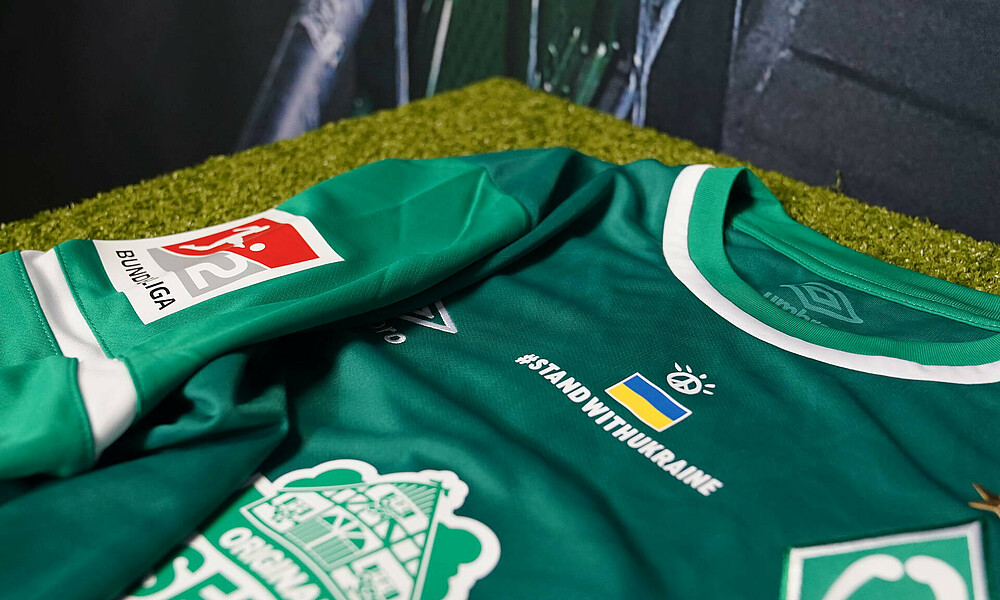 Das Werder-Trikot wird geziert von der Ukrainischen Flagge.