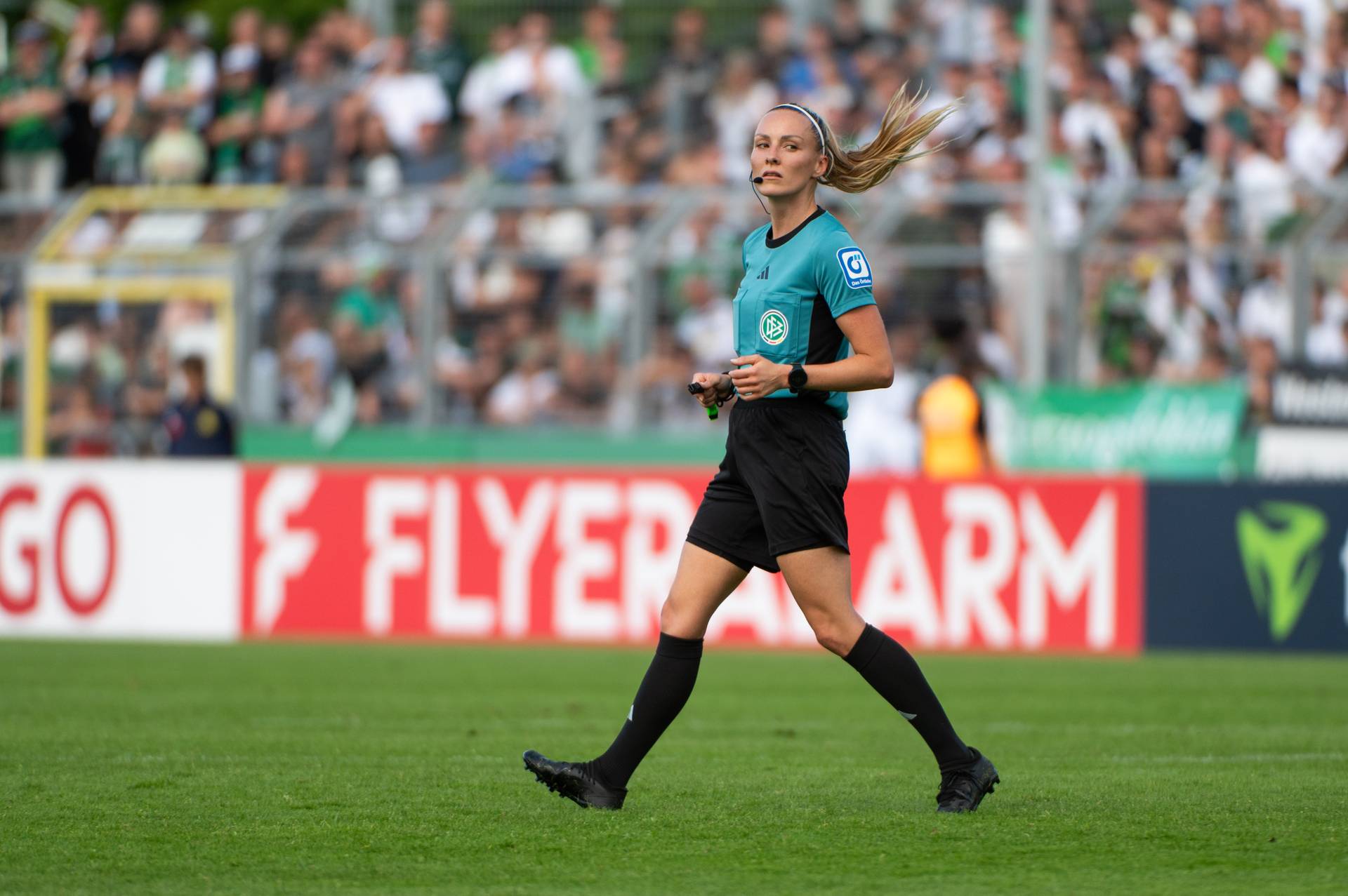 Fabienne Michel auf dem Platz in einem Schiedsrichter-Trikot.