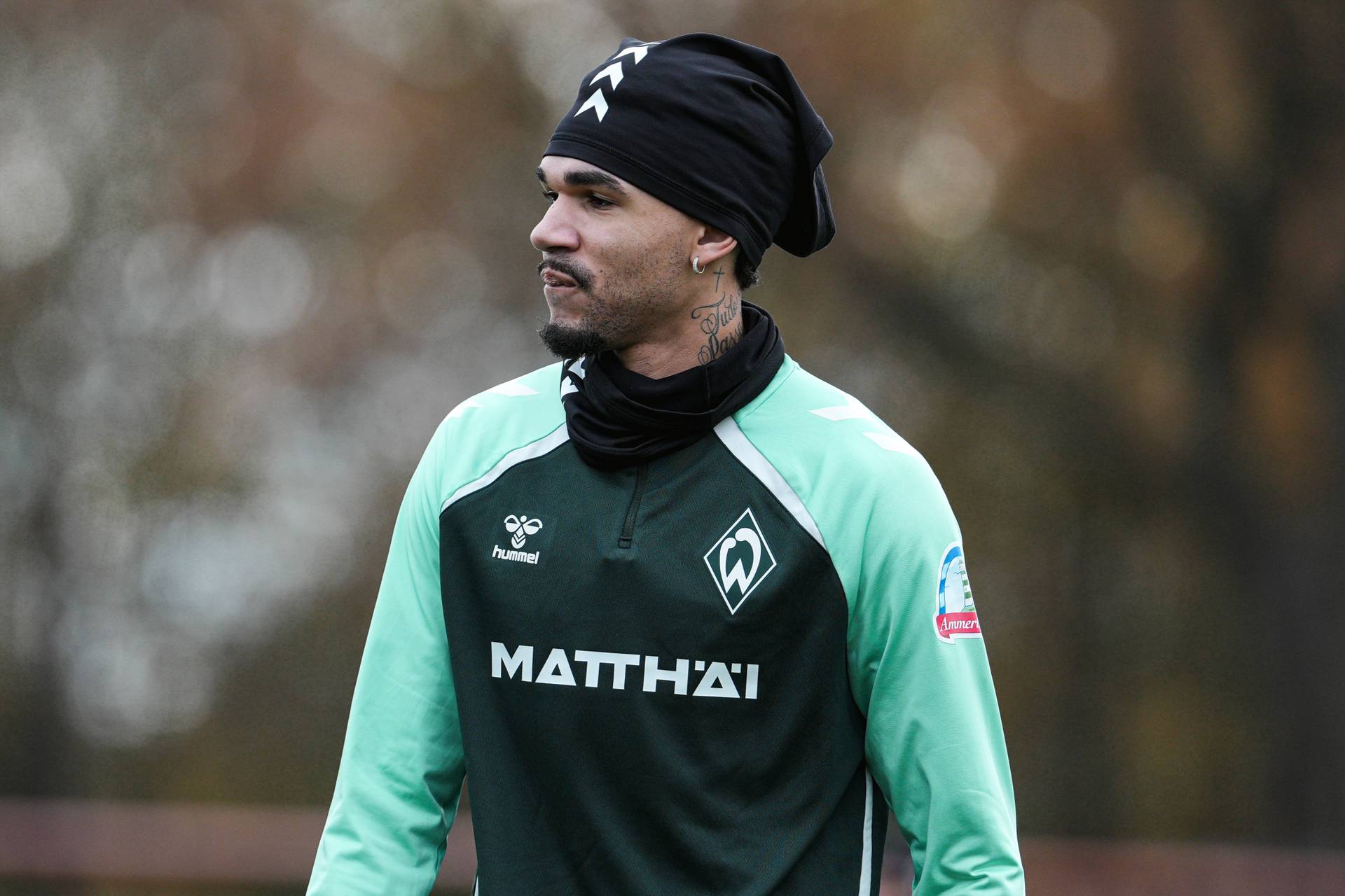 Justin Njinmah auf dem Trainingsplatz in Werder-Klamotten.