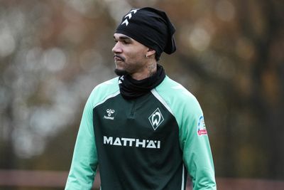 Justin Njinmah auf dem Trainingsplatz in Werder-Klamotten.