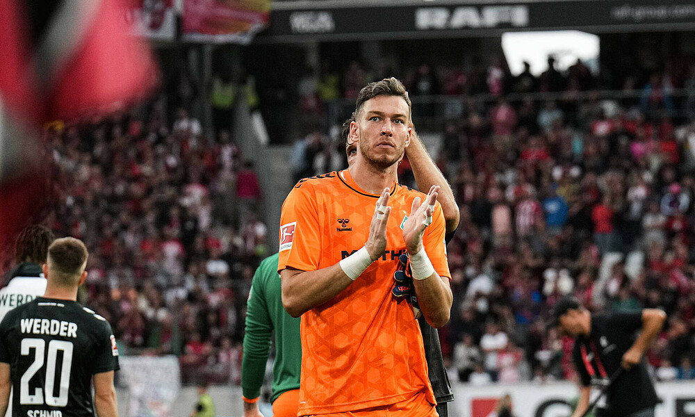 null Jiri Pavlenka applaudiert.