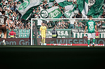 null Zetterer mit Ball am Fuß im Strafraum.