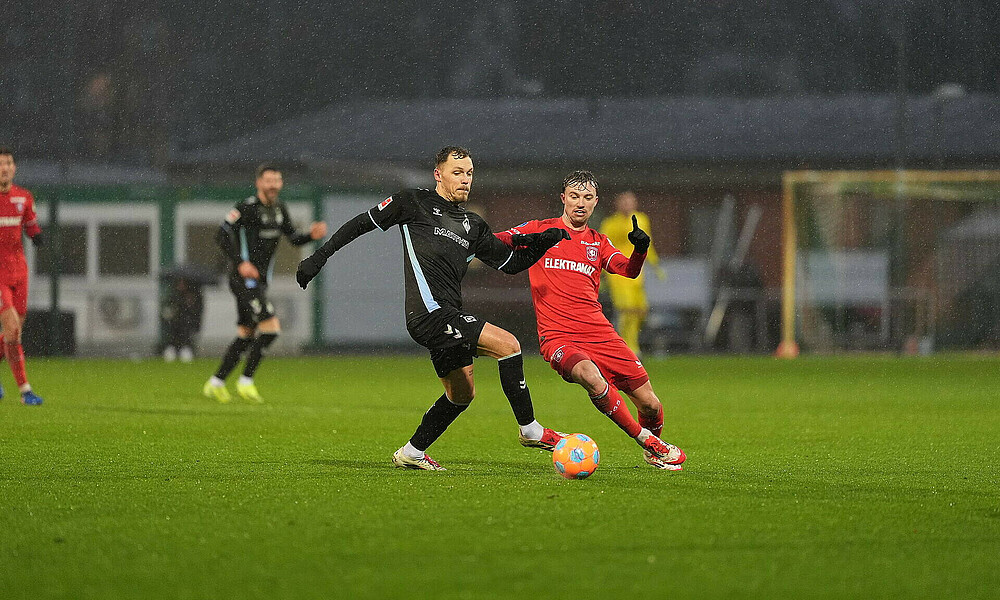 Senne Lynen im Zweikampf mit einem Spieler von Twente Enschede
