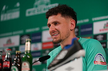 Milos Veljkovic auf dem Podium im PK-Raum. 