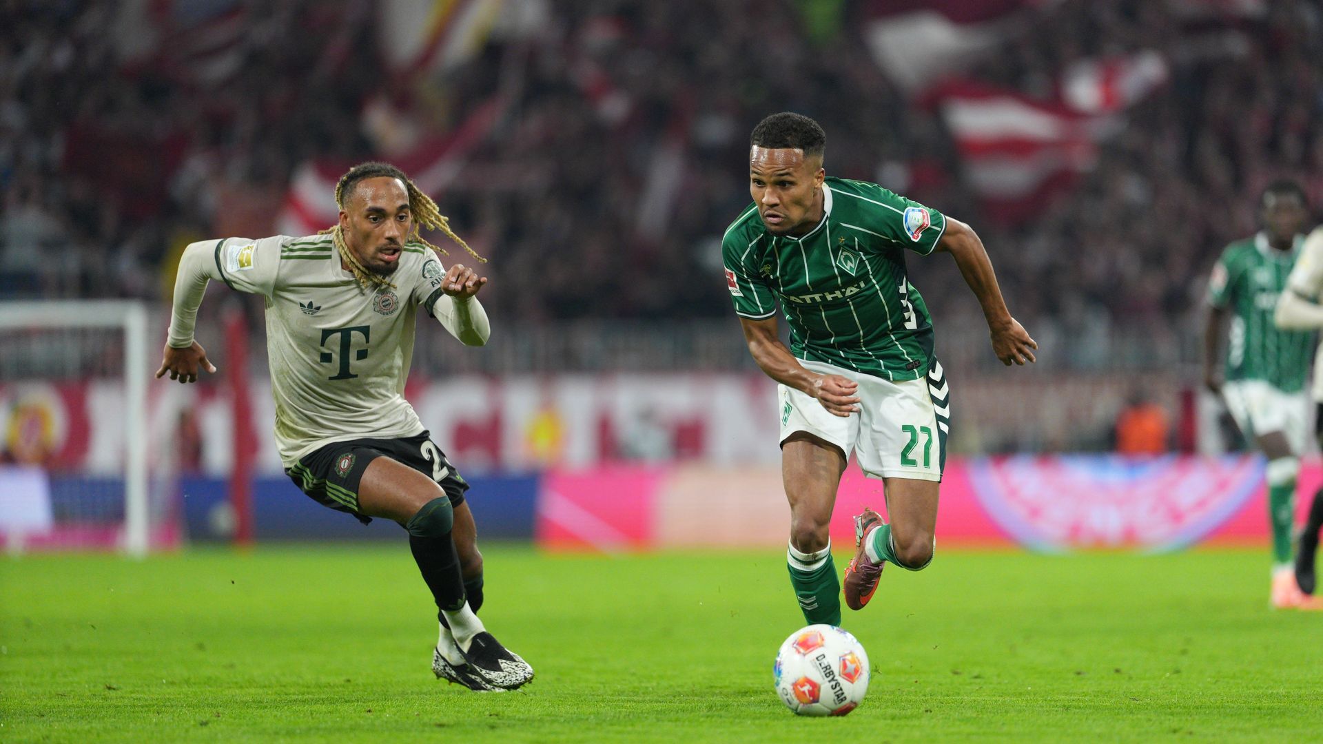 Felix Agu am Ball im Zweokampf Boey
