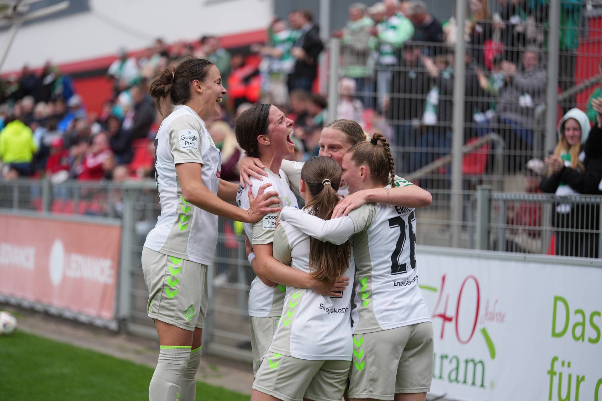 Die WERDERFRAUEN bejubeln zusammen einen Treffer.